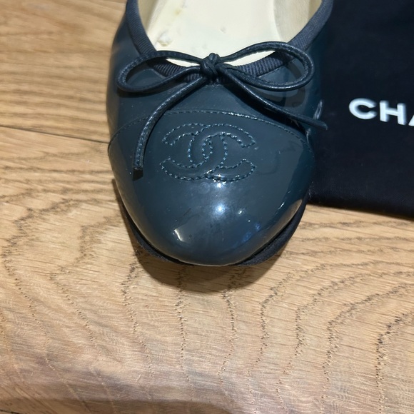 Authentic Chanel Patent Leather Ballerinas in Navy SZ 37.5 - Picture 10 of 13